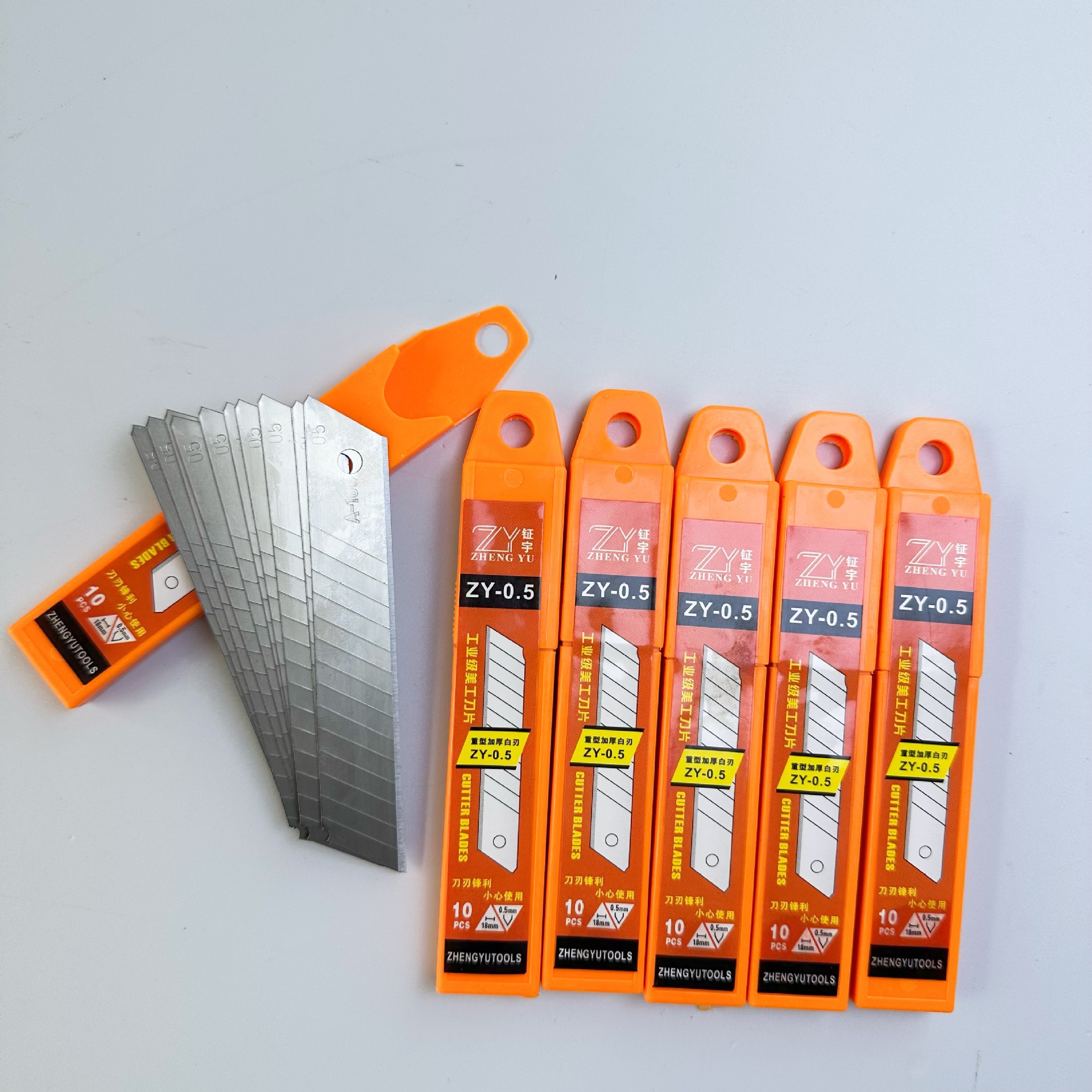 厂家批发18mm锋利耐用美工刀清洁刀裁纸拆箱刀刀片黑白割刀
