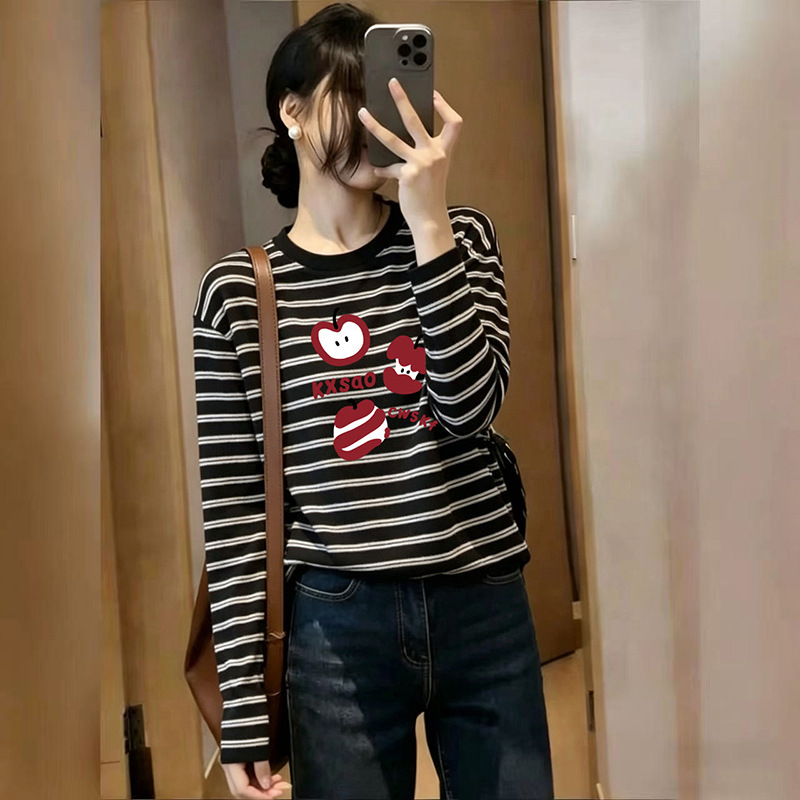 Korean-style color-block striped long-sleeve T-shirt for women, early autumn 2026 new collection, slimming, chic, relaxed, and effortlessly stylish base layer