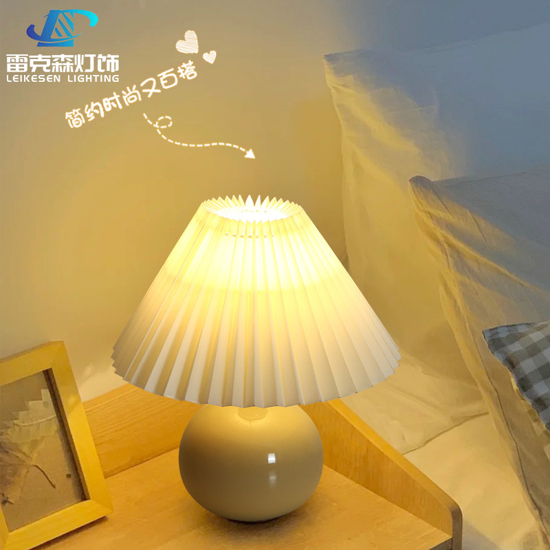 Creative Table Lamp Pleated Girl's Bedroom Night Light Scandinavian Popular Ins Atmosphere Ceramic Decorative Bedside Table Lamp