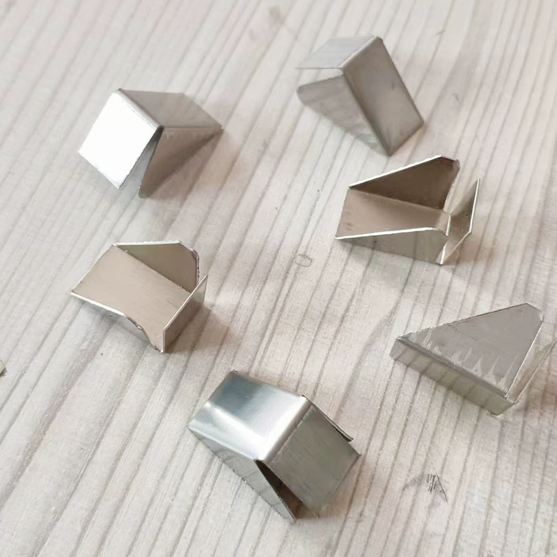 Крепеж для металлических шкафов: зажимы для перегородок, кронштейны, полки, решетчатые панели, кронштейны для стальных шкафов-картотек.