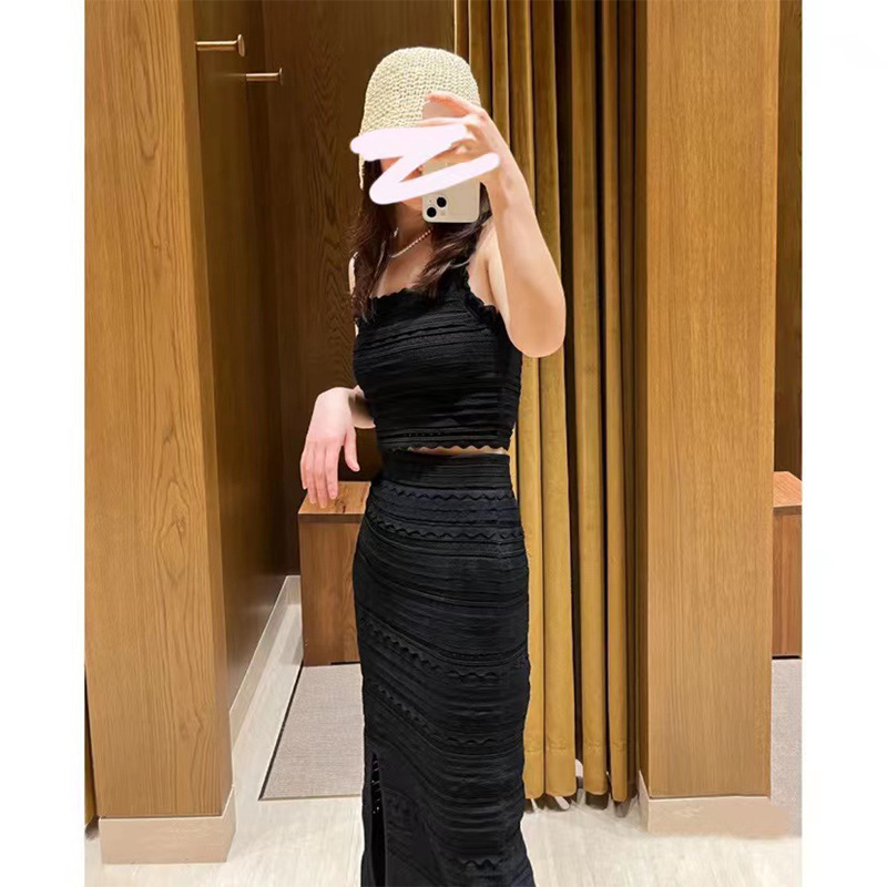 Fashionable black knitted T-shirt