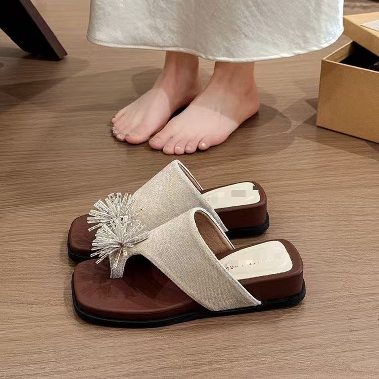 La pendiente gruesa y los fuegos artificiales de diamante con zapatillas de dedo de punta para mujeres de verano 2026 nuevas zapatillas de playa versátiles de alta calidad