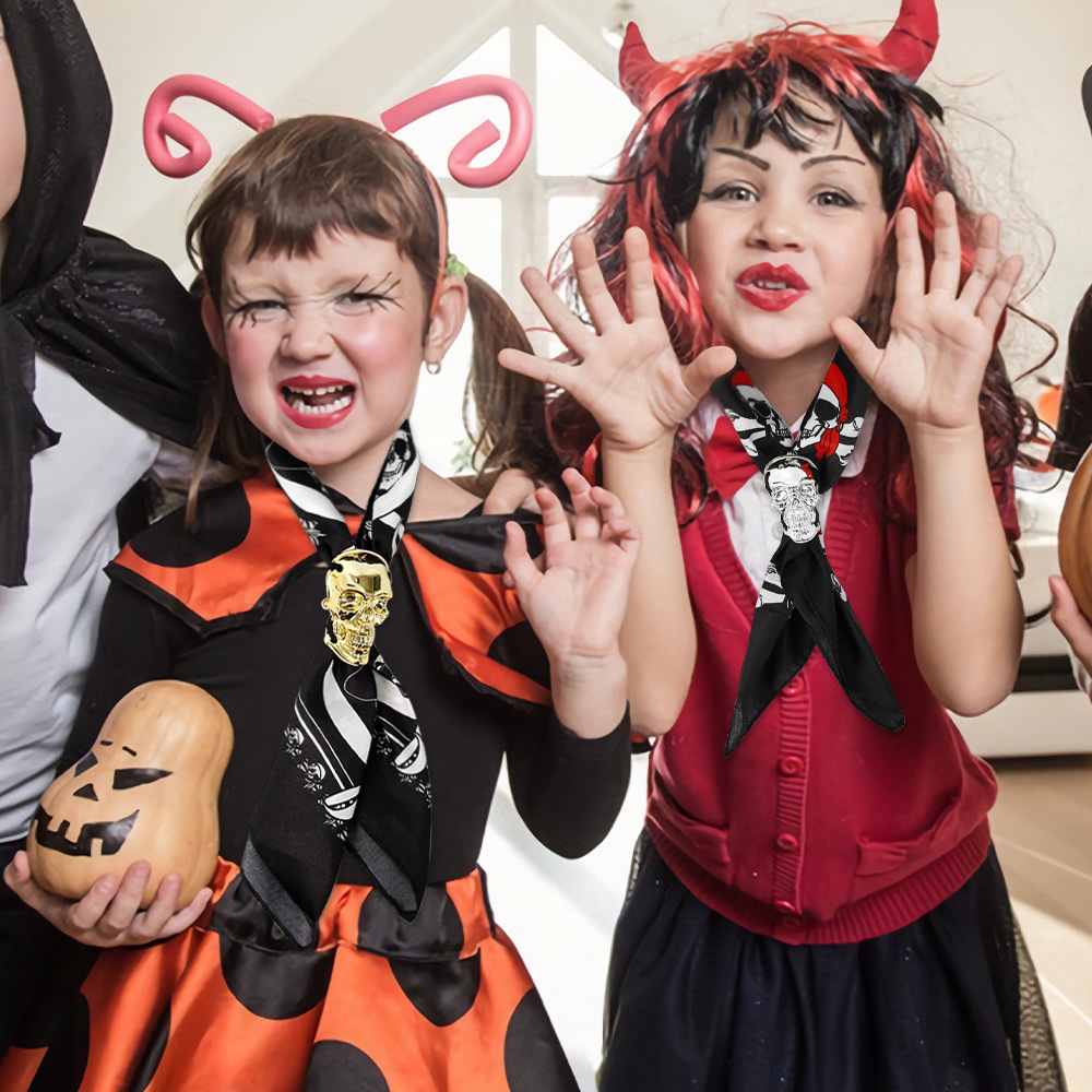 Pañuelo de Halloween de Amazon para niños y adultos, decoración para fiestas temáticas de fantasmas, corbata de poliéster, pajarita con calavera dorada.