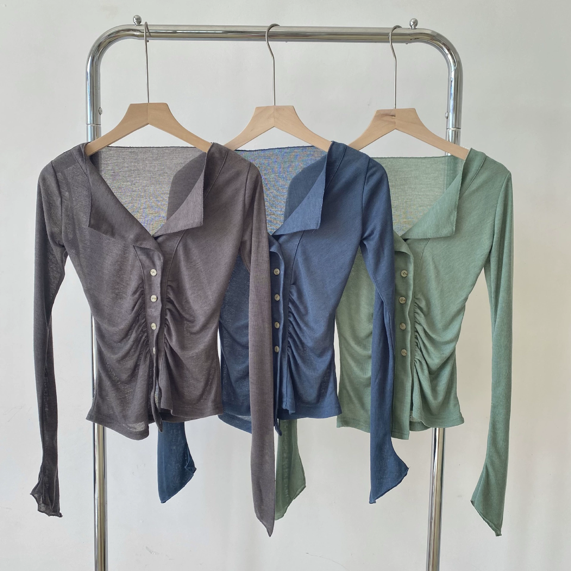 Белая футболка с защемлением талии на груди (маленький размер)