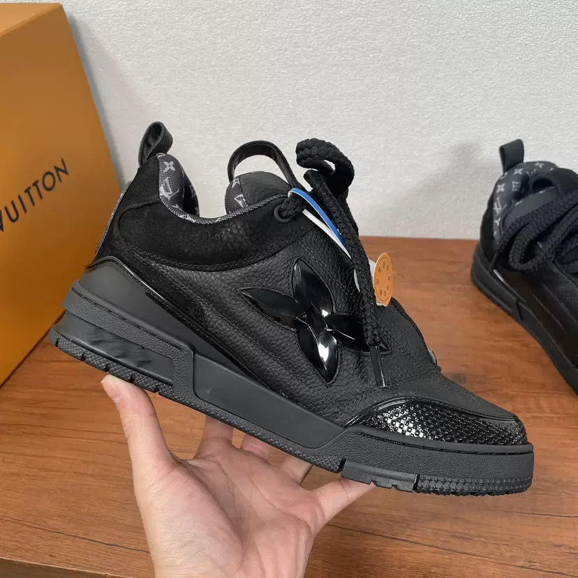 2025 lujo ligero L nicho marca de moda V caucho vacío cabeza de cuero zapatos de hombre deportivos casuales versátiles zapatos de mujer skate cross-border