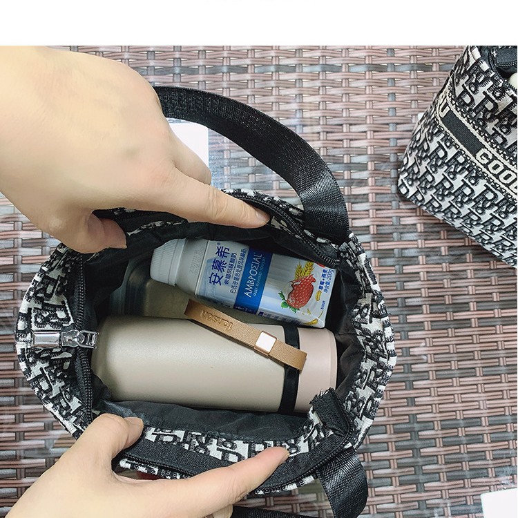 Handheld cosmetic bag, shoulder bag for mother and baby, lunch box bag, Korean style 4