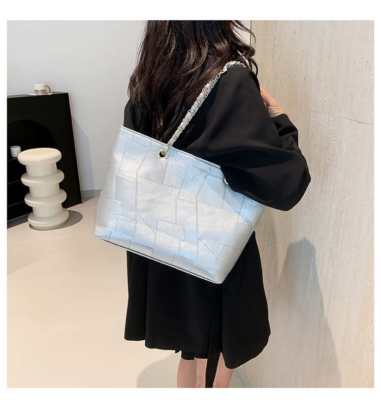 Women's Large Capacity Shoulder Tote Bag With Chain Detail_voghion.com
