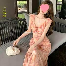 2026夏新款茶歇粉色荷叶边碎花V领连衣裙绝美收腰显瘦长裙女