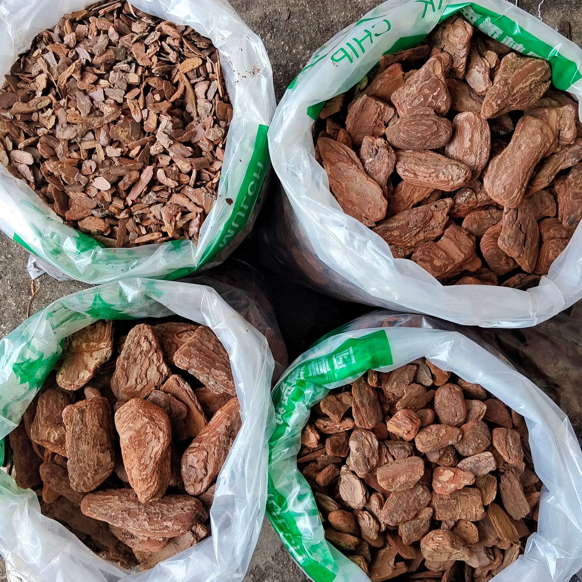 Измельченный органический мульча коры сосны