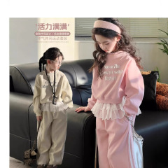 ネットの赤い女の子の韓国版はレースの辺のズボンのスーツの中で大きい子供の春秋のタイプのファッションのアルファベットの衛衣の2セットをつなぎ合わせます。