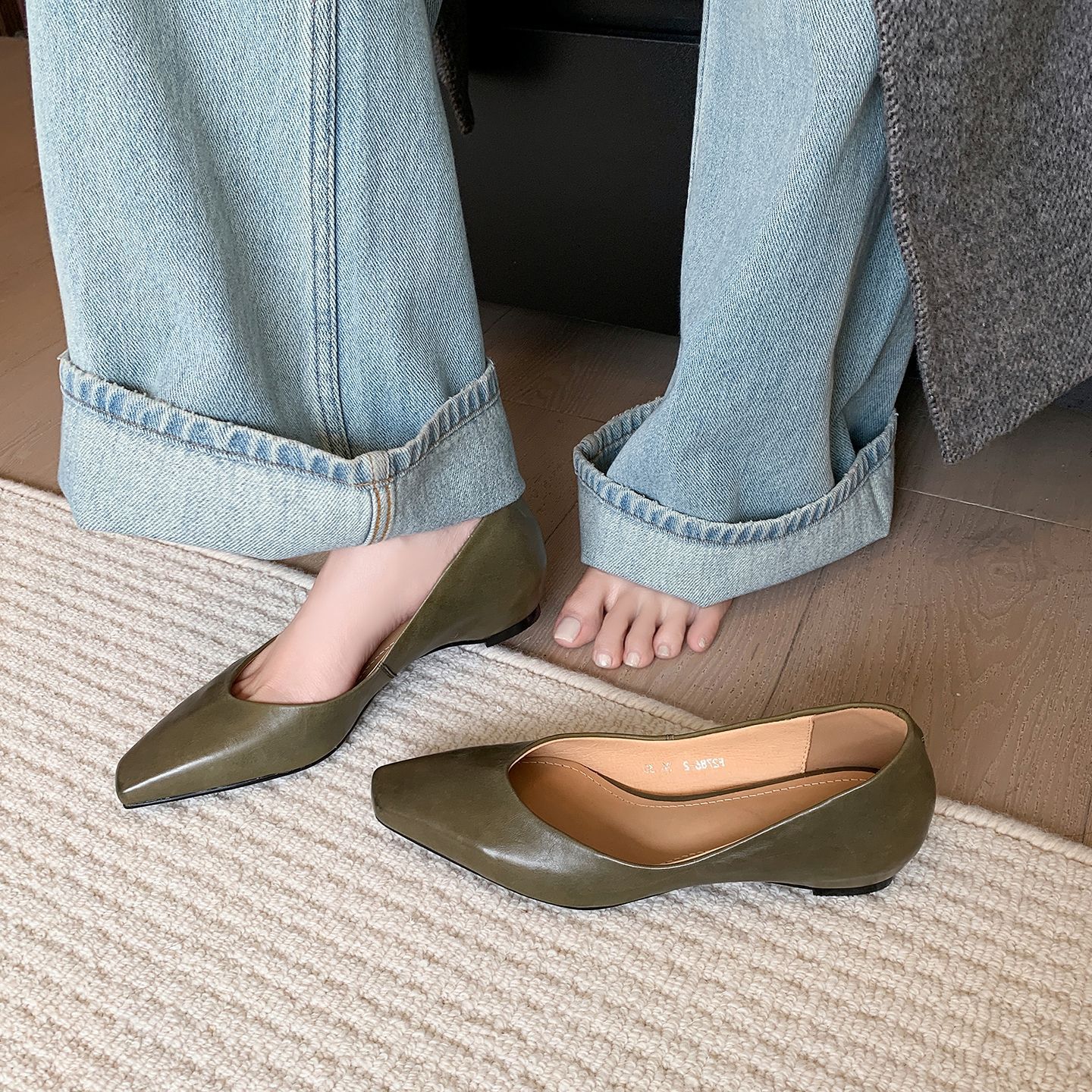 Giày cao gót nữ mũi nhọn miệng nông phong cách Hàn Quốc, gót dày dốc — đen