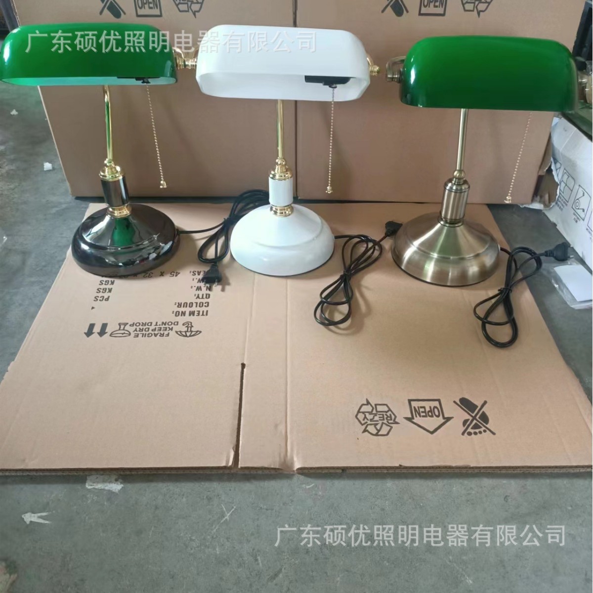 Fábrica al por mayor un retro estándar europeo americano estándar Banco lámpara de mesa blanco pantalla aprendizaje retro lámpara de mesa