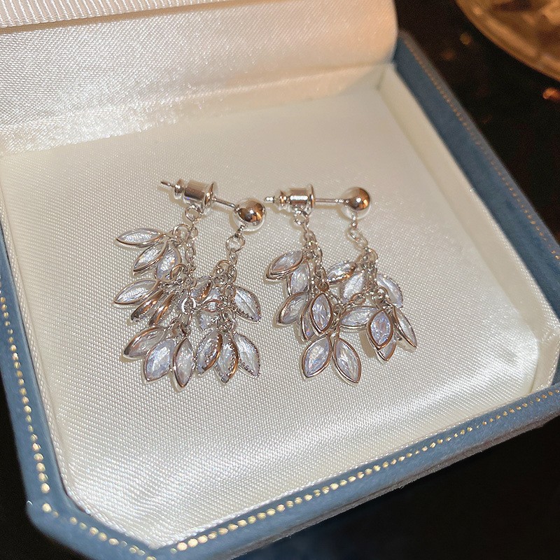 Pendientes de borla de hojas de diamantes súper parpadeantes de plata Pendientes de temperamento de moda Pendientes de diseño de nicho femenino Lujo ligero y de alta gama