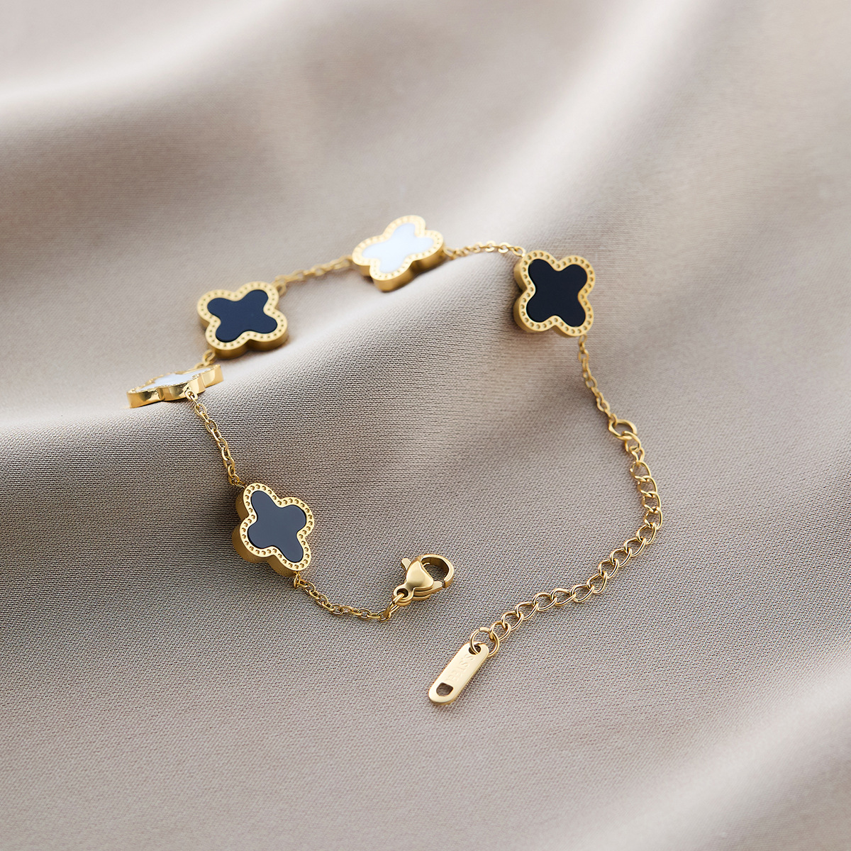 温鑑は色を落とさないで越境してよく売れているチタン鋼のブレスレットの女性の五葉の草はダイヤモンドのins風の個性の18kの真空の電気めっきを入れます。