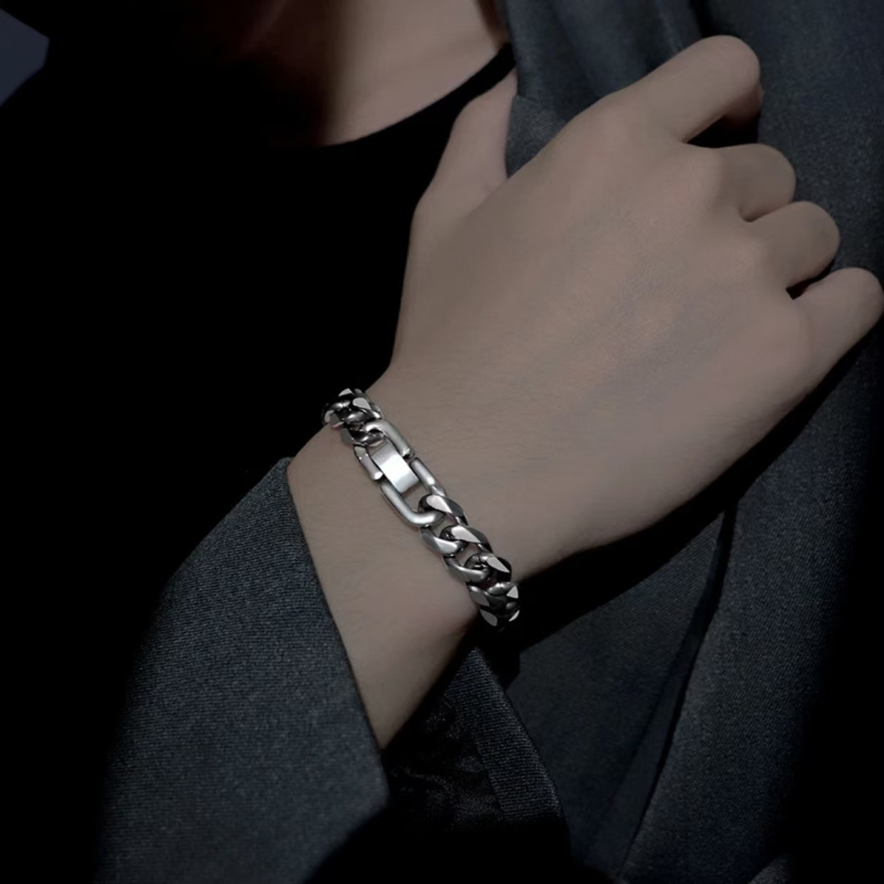 Men’s Cuban Link Bracelet • Premium Stainless Steel • Waterproof & Hypoallergenic. Classic Street Style, Durable & Comfortable. Symbol Of Confidenc_voghion.com