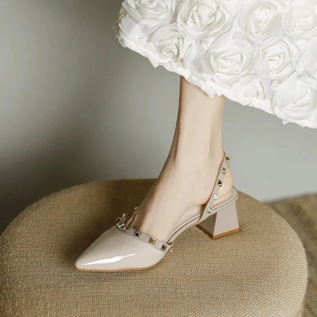 Remaches de color desnudo temperamento de tacones altos 2026 verano nuevo tacones gruesos puntiagudos para usar sandalias vacías de moda