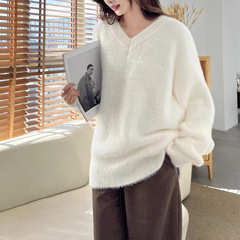 優しいミルクがミンクの毛のvネックのセーターの女性の秋冬の新型のゆったりしていて怠惰で柔らかいモチモチのニットの上着を呼びます。
