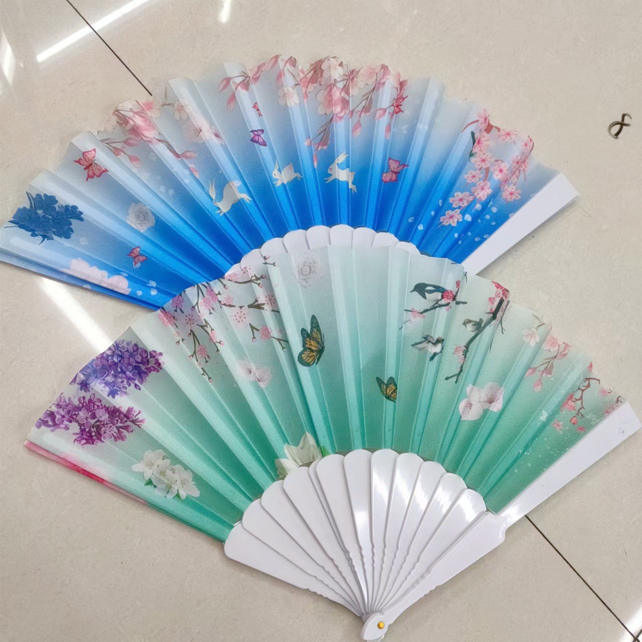 Ventas transfronterizas calientes de seda de encaje español ventilador de tela plegable ventilador de varilla blanca de verano chino danza fotos al por mayor