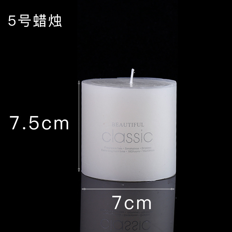 クリスマスツリーのヘラジカの愛ワックスの鉄製のガラスの燭台はクリスマスのプレゼントを並べます。|undefined