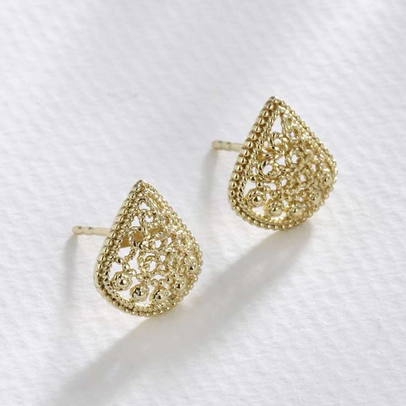 Xuping Pendientes retro transfronterizos europeos y americanos Pendientes triangulares dorados personalizados Pendientes de otoño e invierno de lujo ligero de alta gama Mujeres