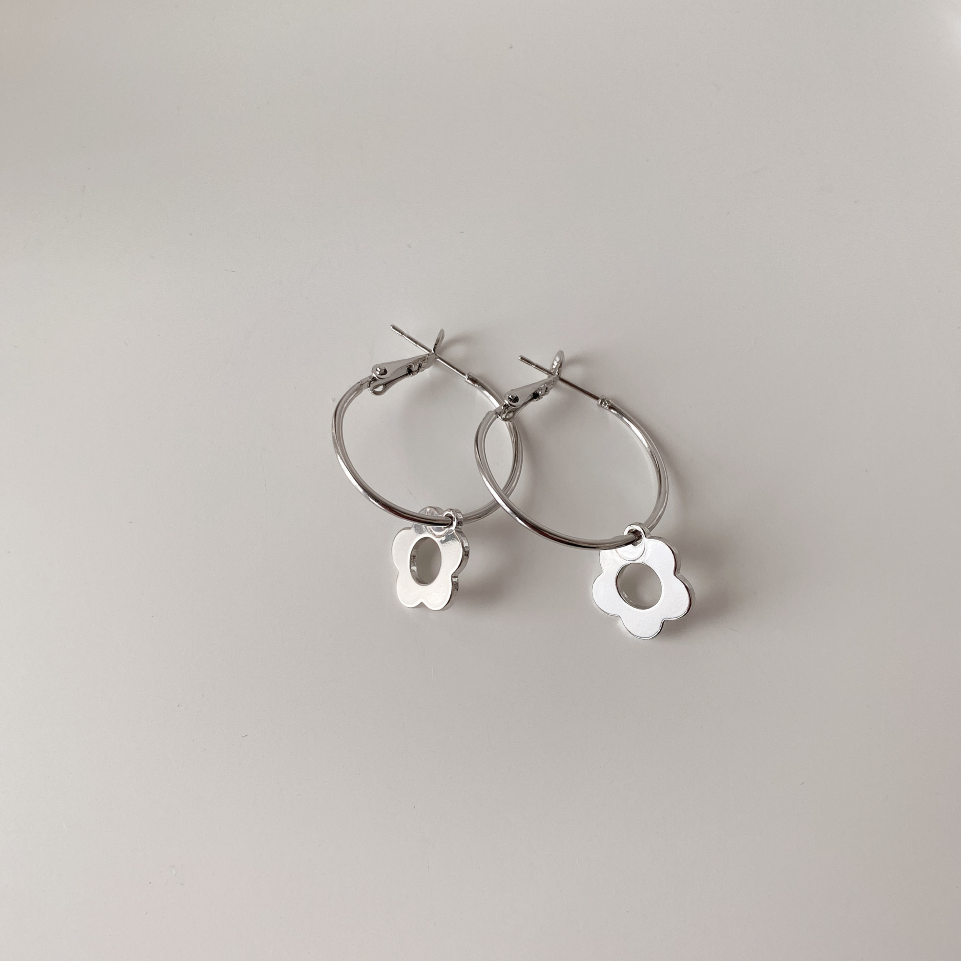 Retro simple metal small flower earringpicture5