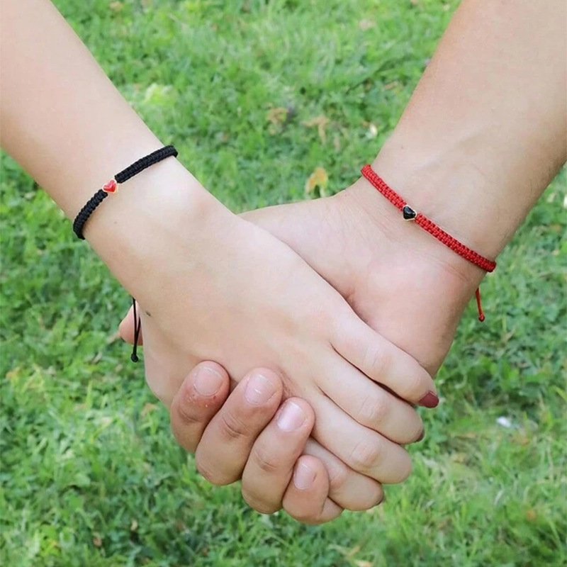 Joyería transfronteriza europea y americana en forma de corazón pulsera tejida a mano pulsera de pareja de amor de las mujeres pulsera de corazón de melocotón blanco y negro al por mayor