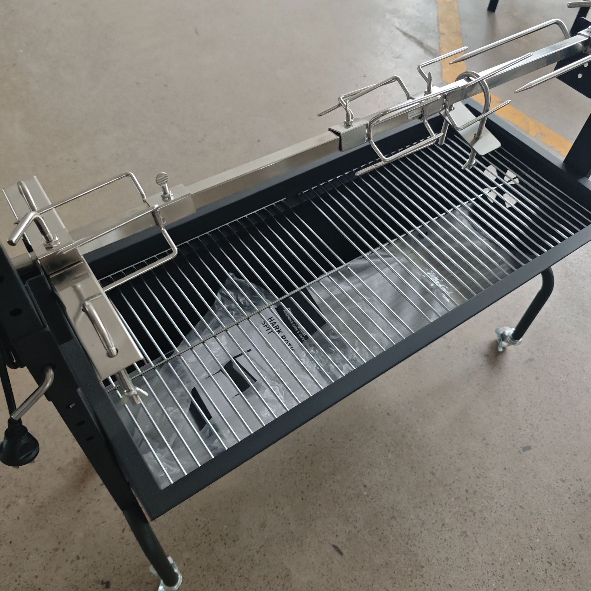 Fabricante directo para la parrilla europea y americana pequeña parrilla patio parrilla de carbono exterior Zibo parrilla parrilla set de herramientas de parrilla