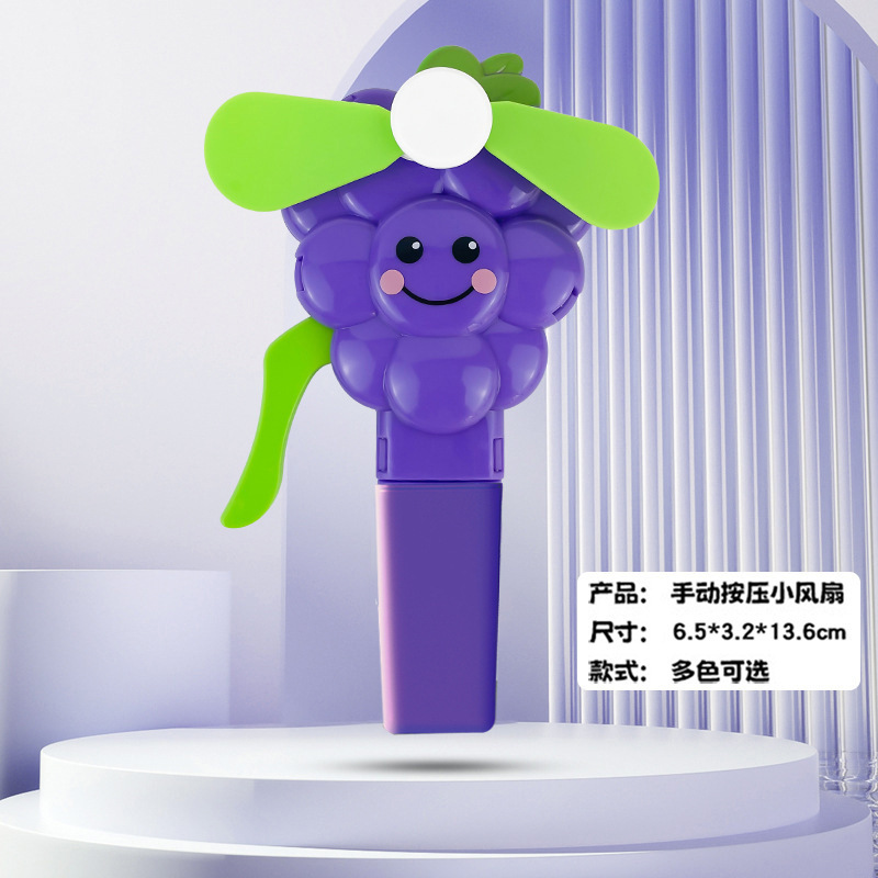 子供の小さい扇風機の果物と野菜は小さいおもちゃを押して屋台の贈り物を並べて卸売りします。|undefined