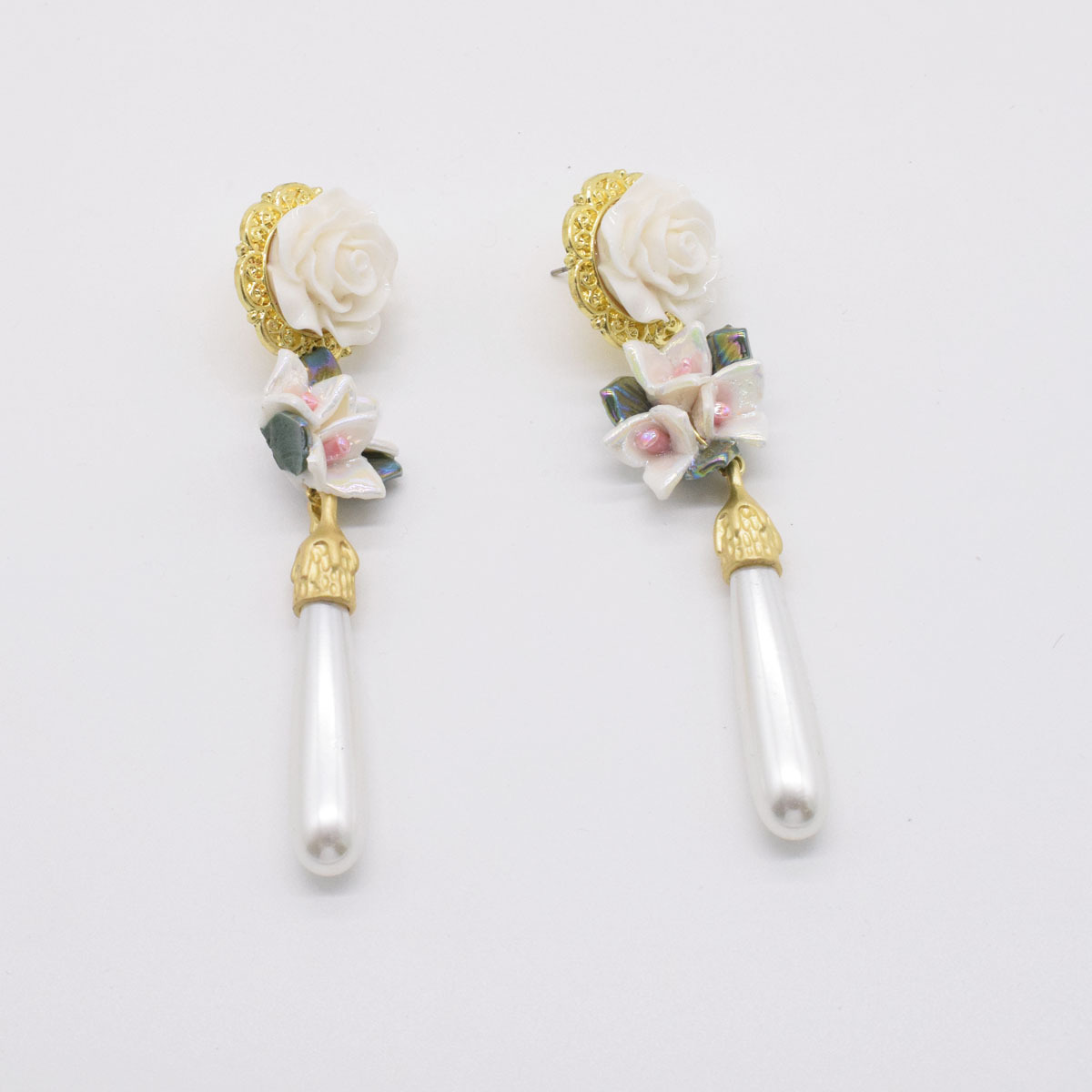 Fashion White Flower Long Earrings Wholesale display picture 4