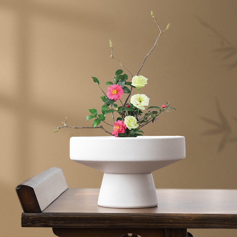 創意は簡単で、剣山の生け花器の植木鉢に飾られています。|undefined