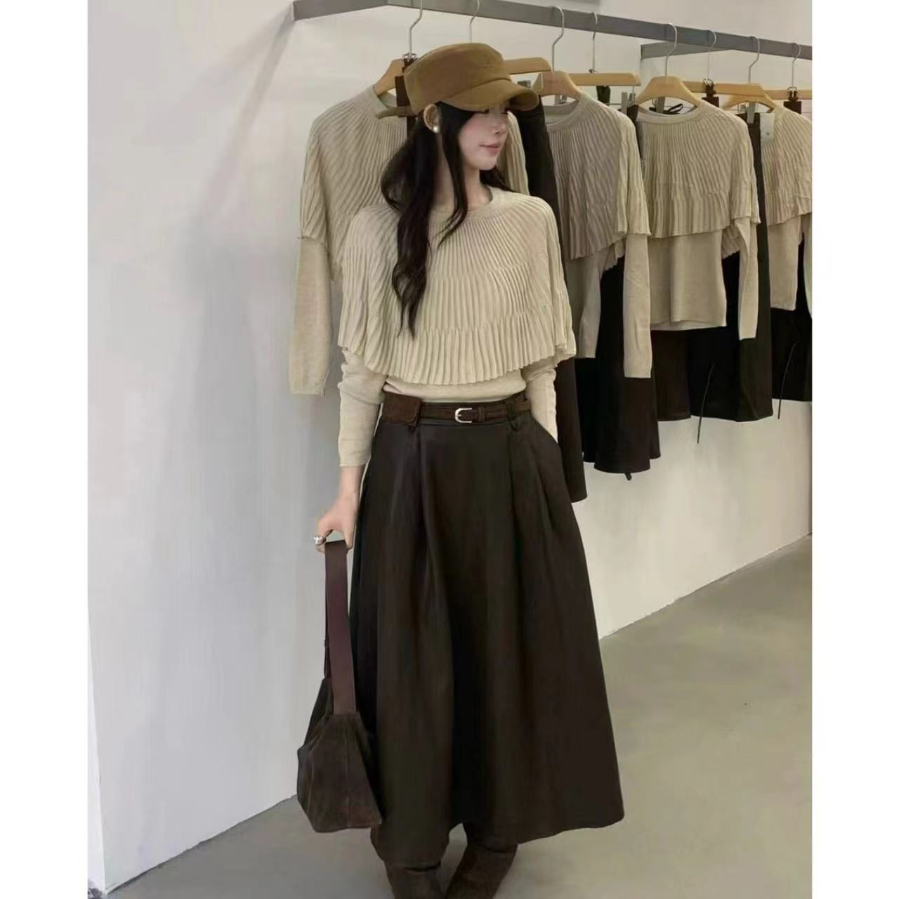 A stunning early autumn outfit: a two-piece set of oatmeal-colored knitwear, a solid color base layer, and a top.