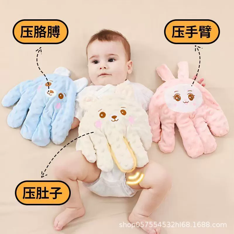 Ребенок снимает и спит, успокаивает ладонь