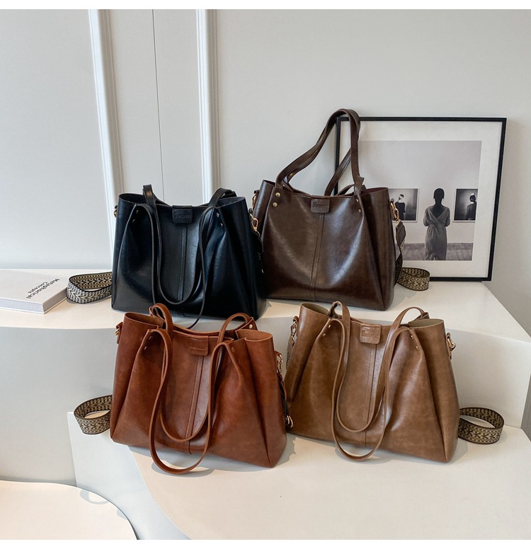 European and American retro large-capacity commuter tote bag 2024 new portable shoulder bag, textured wide shoulder strap messenger bag_voghion.com