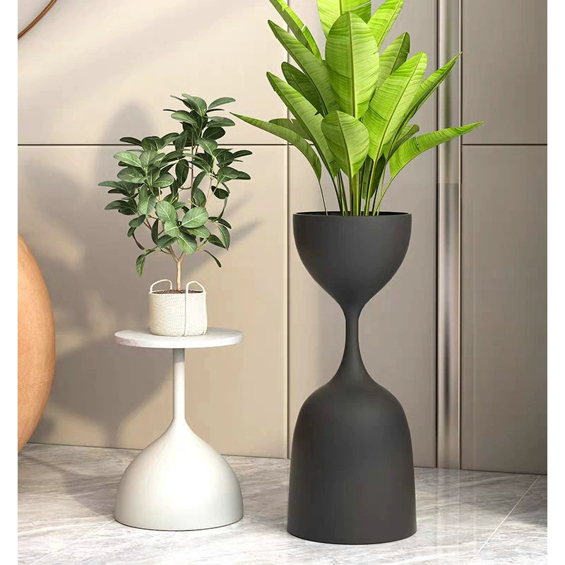 Современная светлая рама для цветов рядом с небольшим журнальным столиком