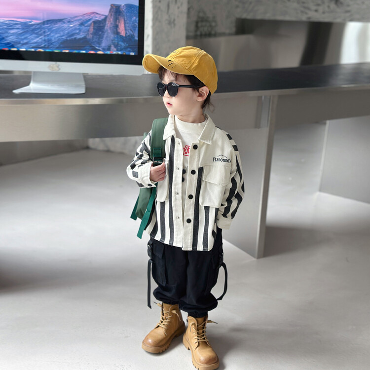 Vertikal gestreifte Hemdjacke für Jungen für Frühling Herbst 2023, neues cooles und explosives Straßenhemd für Kinder, trendy_voghion.com
