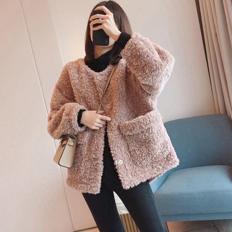 2025 new French retro gentle style short small fragrance lamb fur coat for women in winter versatile