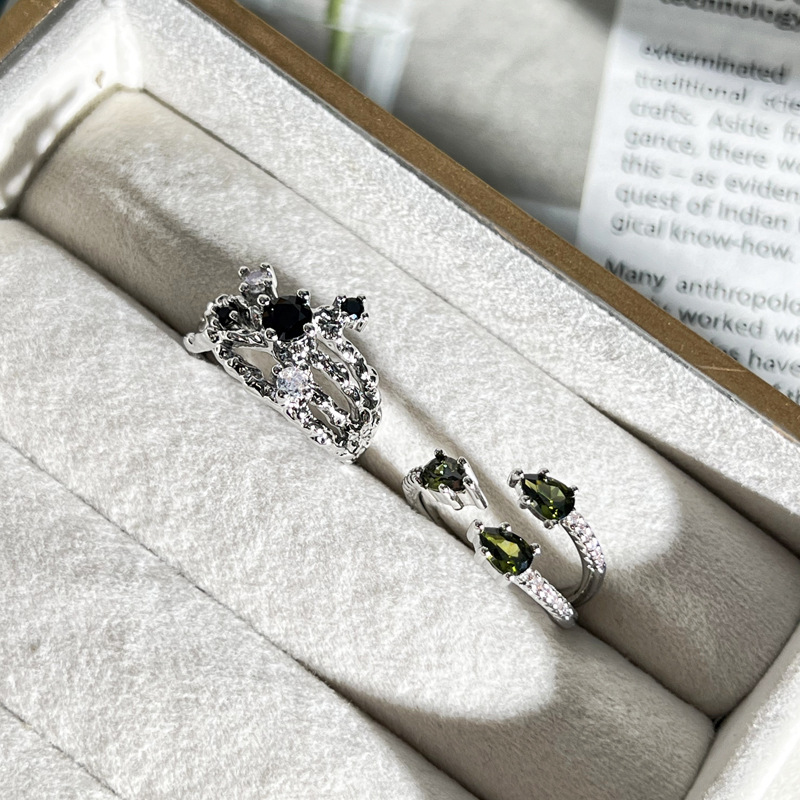 불규칙한 질감의 주름진 여성용 다층 오픈 링 올리브 그린 워터 드롭 지르콘 심플 라이트 럭셔리 틈새 집게 손가락 반지