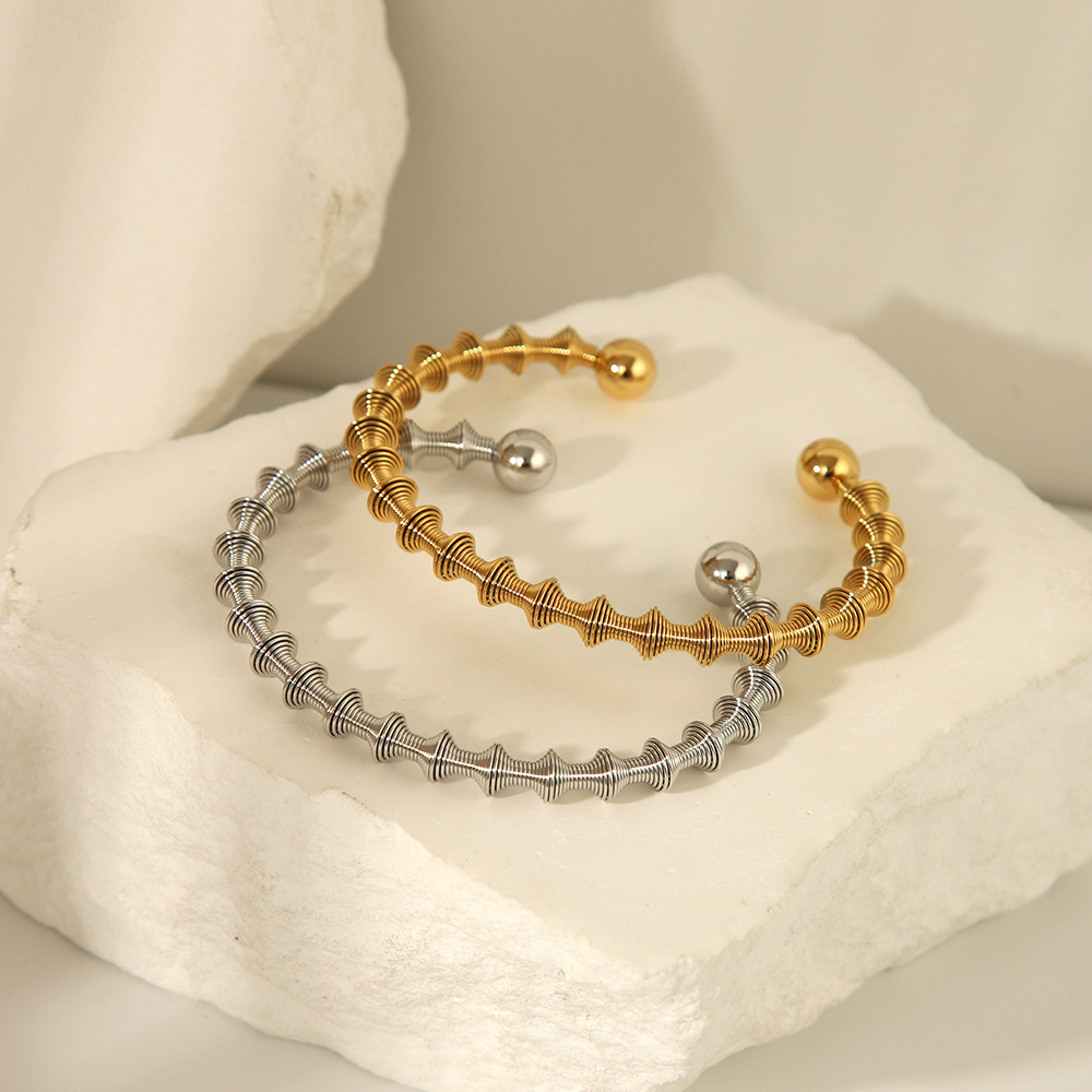 Moda europea y americana en forma de C apertura en espiral pulsera de acero inoxidable joyería resorte geométrico torsión al por mayor
