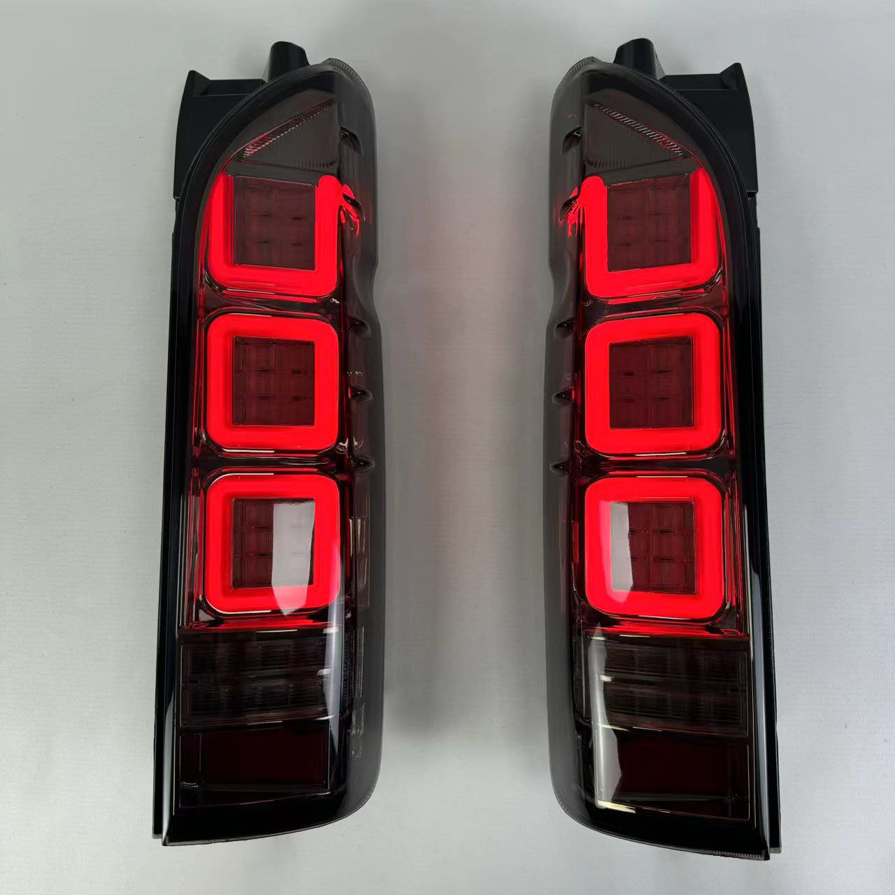 Suitable for 05-18 Toyota Hiace Hiace 200 Series Modified Led Taillights, Brake Lights, Flowing Water Turn Signals