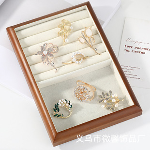New Korean alloy diamond brooch, temperament, high-end pearl brooch, suit decoration, Christmas gift corsage