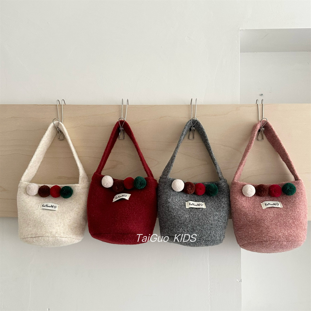 New autumn and winter Korean-style children's knitted bucket handbag with pom-pom decoration, open-top, stylish and versatile casual handbag