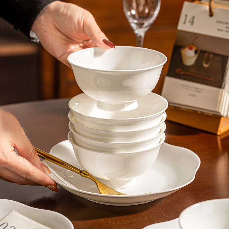 Jingdezhen bone china rice bowl, simple and elegant, with beautiful underglaze colors, high-end household tableware, floral-shaped dish Jingdezhen bone china rice bowl, simple and elegant, with beautiful underglaze colors, high-end household tableware, floral-shaped dish