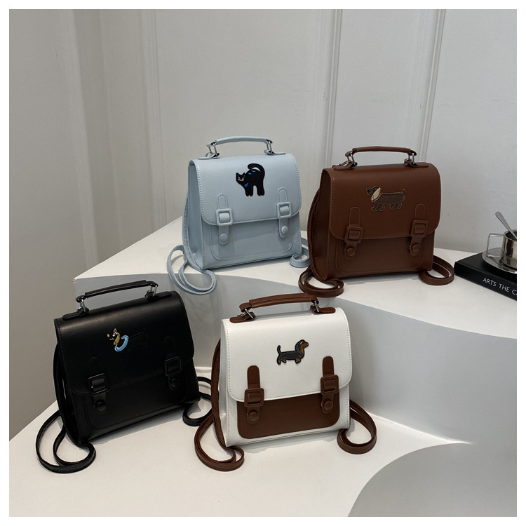 This is a new retro commuting backpack for the autumn of 2024, featuring a casual color contrast and a niche design. It is a small square single-shoulder hand-carry bag undefined