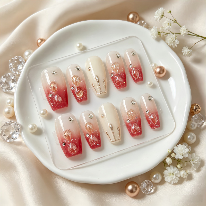 Gradient champagne color sheer base with large diamonds, gold-plated, elegant and luxurious, niche design for autumn and winter, short style press-on nails Gradient champagne color sheer base with large diamonds, gold-plated, elegant and luxurious, niche design for autumn and winter, short style press-on nails