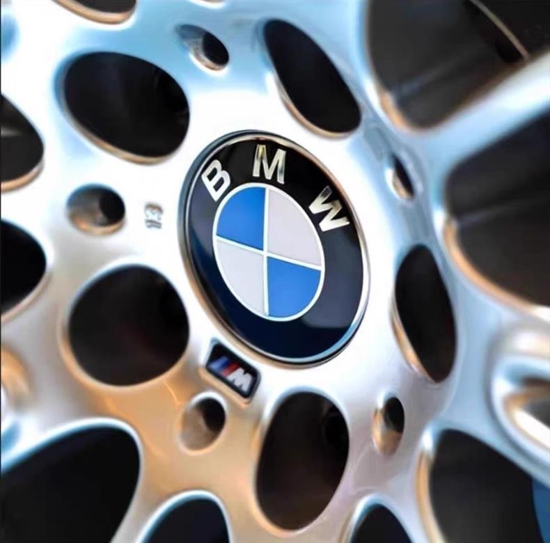 BMW X1 wheel hub caps, for both the 2012-2024 models and the 50th-anniversary limited edition, featuring the car logo in the center