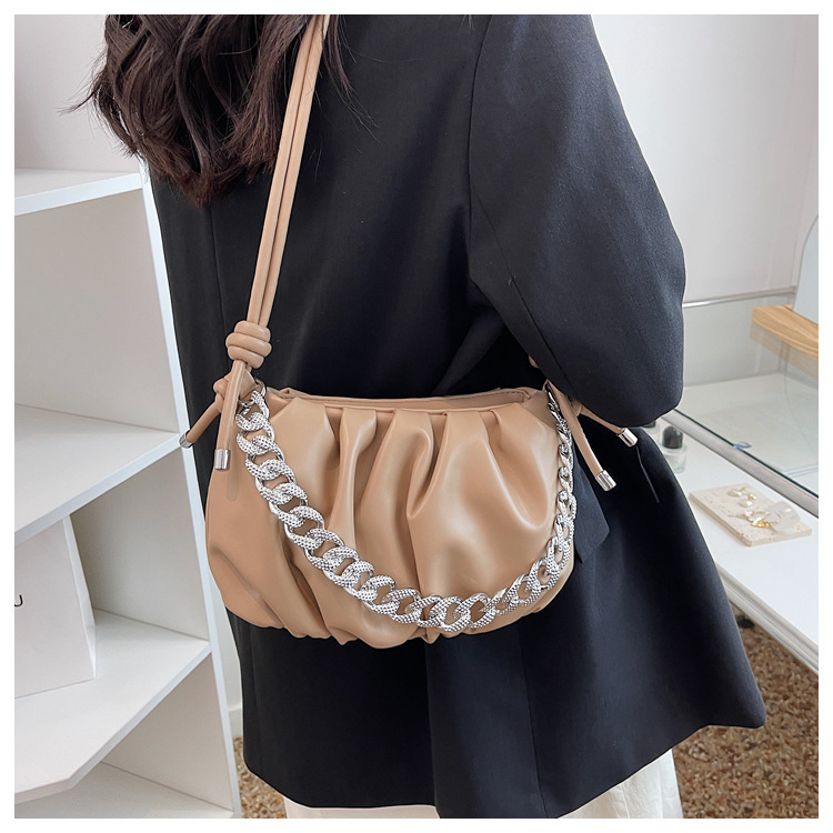 Women's 2022 New Fashion Single Shoulder Chain Pleated Cloud Shape Messenger Bag display picture 3