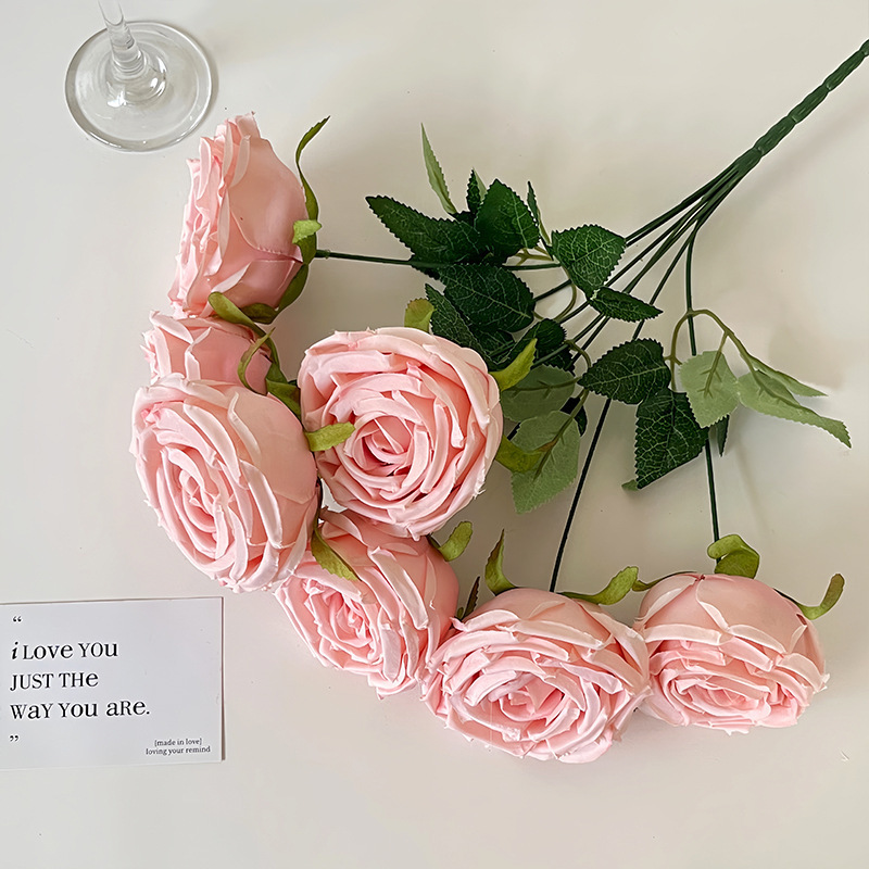 ヨーロッパ風の真似をして、7頭の皇妃のバラの造花の客間の生け花の結婚祝いの装飾の手を持って花卉の撮影の道具を持ちます。|undefined