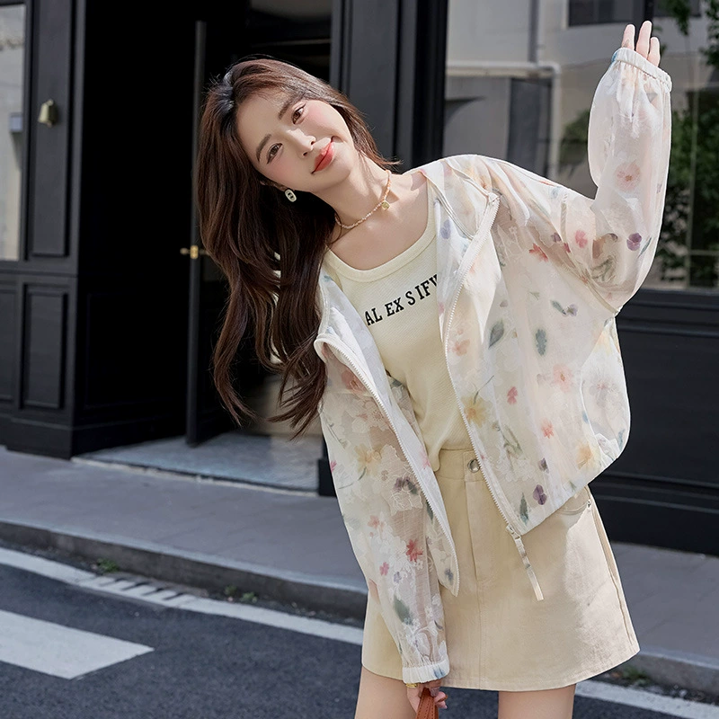 Корейский стиль, вышитая кружевная солнцезащитная одежда с капюшоном для женщин, весна и лето 2025, новый стиль, милая маленькая тонкая и стильная короткая куртка