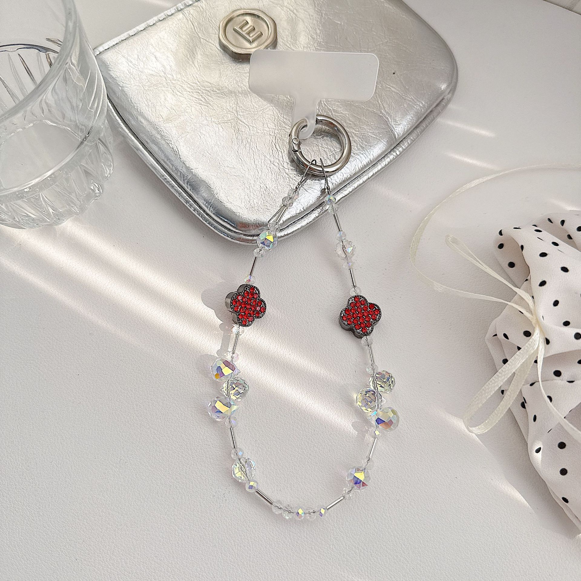 Cadena de teléfono móvil de alta gama hecha a mano boutique, cadena de muñeca de trébol de cuatro hojas de diamantes de lujo femenino, cadena de teléfono móvil de moda, sección corta