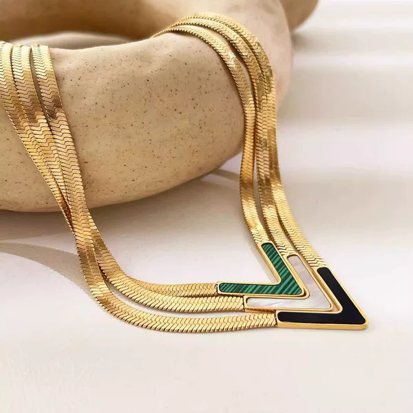 Cross-Border Ins Hot-Selling Titanium Steel V-Shaped Acrylic Inlaid Flat Snake Necklace for Women, Simple and High-End, Non-Fading Blade Chain